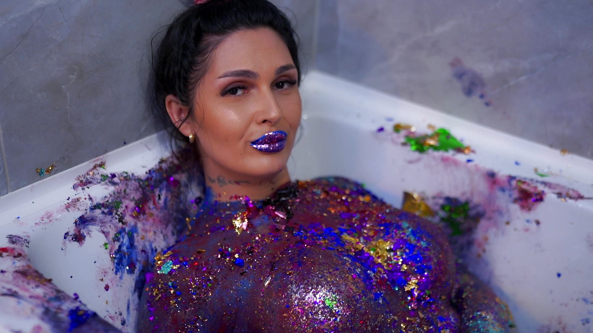 Blue lights, warm water, and my hands exploring… short but unforgettable. 💙💋✨ - video by SinfulStar cam model