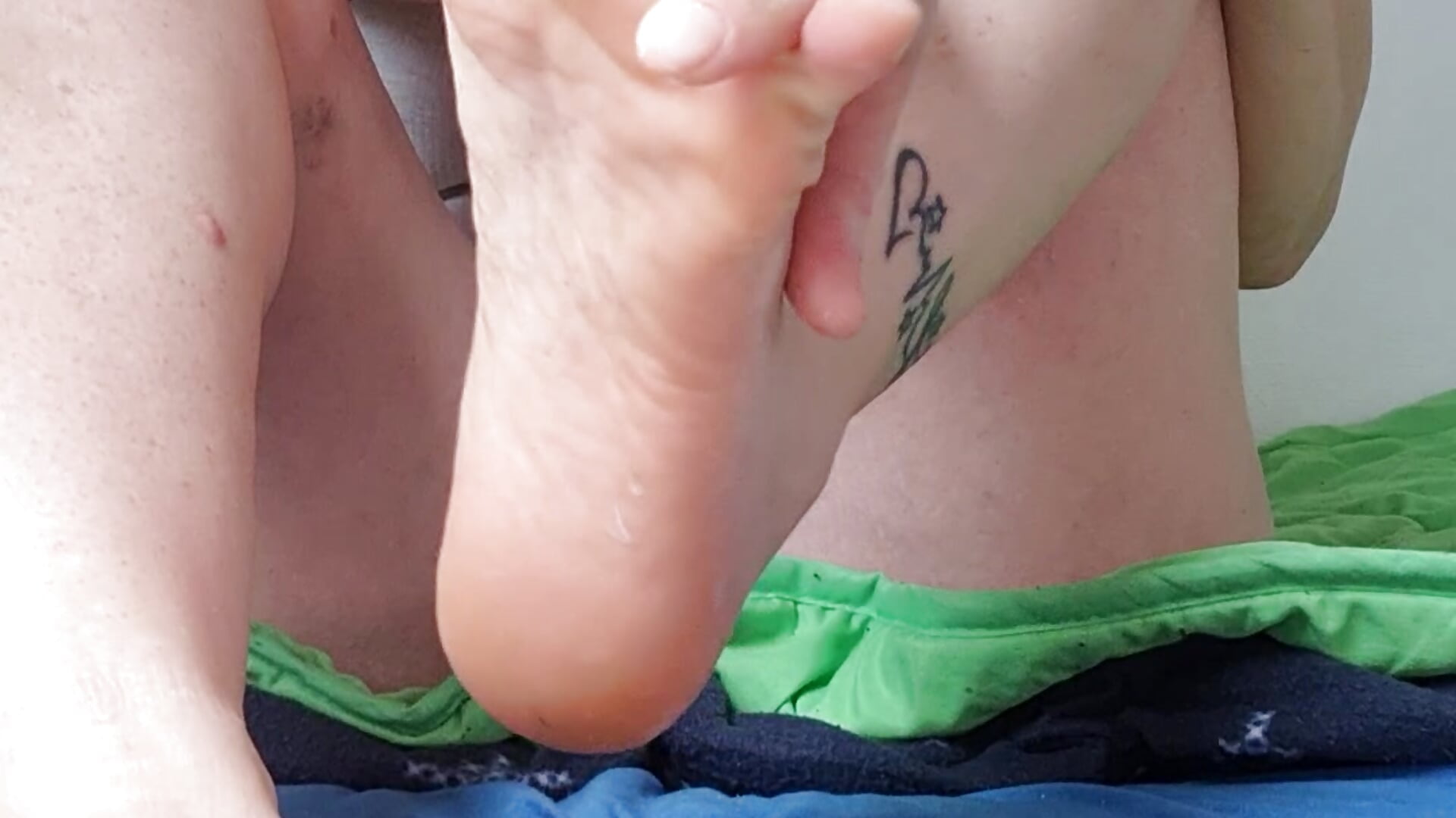 füsse eincremen und footjob - Video von blonderengel-77 Cam-Model