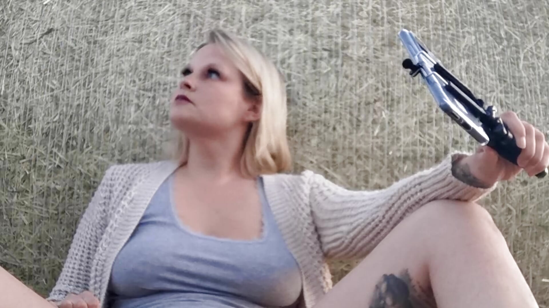 Lecken outdoor aufm Feld - video by Lina_Squirts cam model
