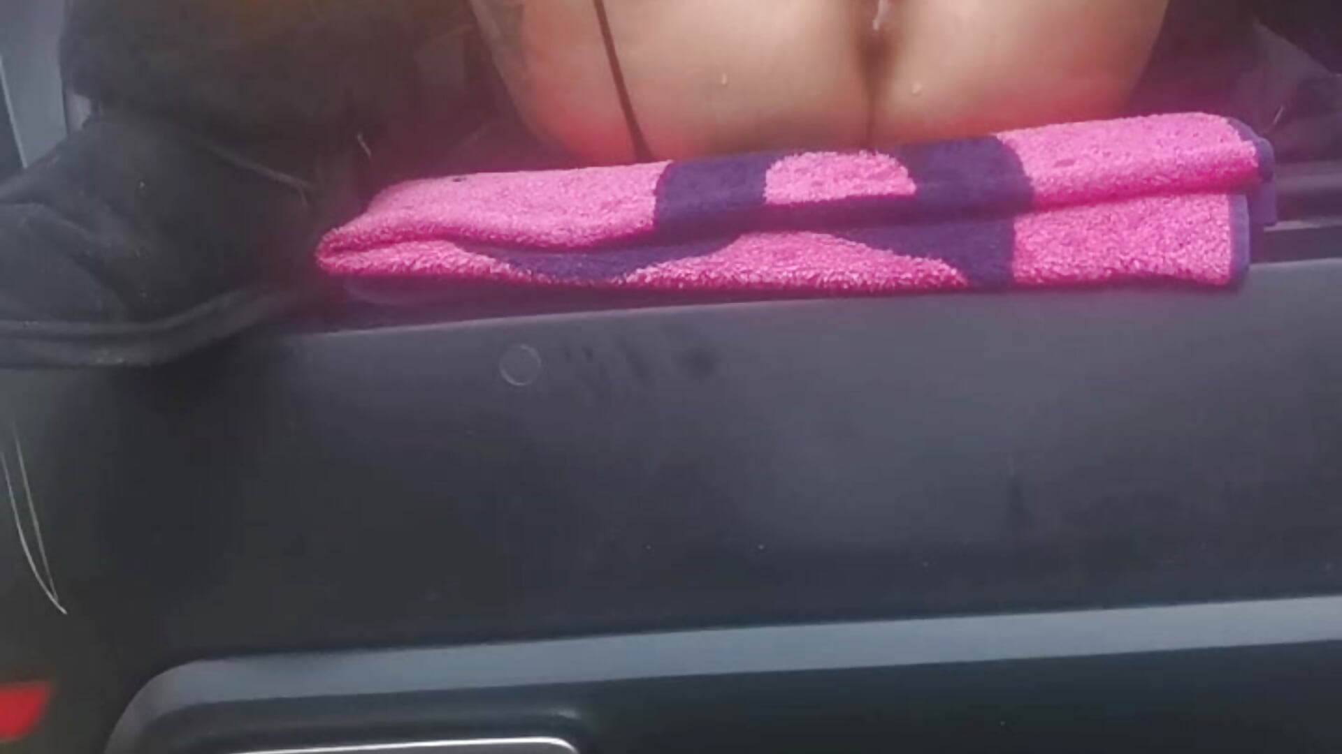 Im Kofferraum gefingert - video by Lina_Squirts cam model