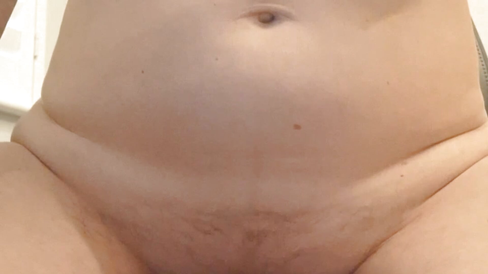 Riding the PHREAK CLUB fat dildo - Vídeo de Janie-Busty-Milf, modelo de vídeos