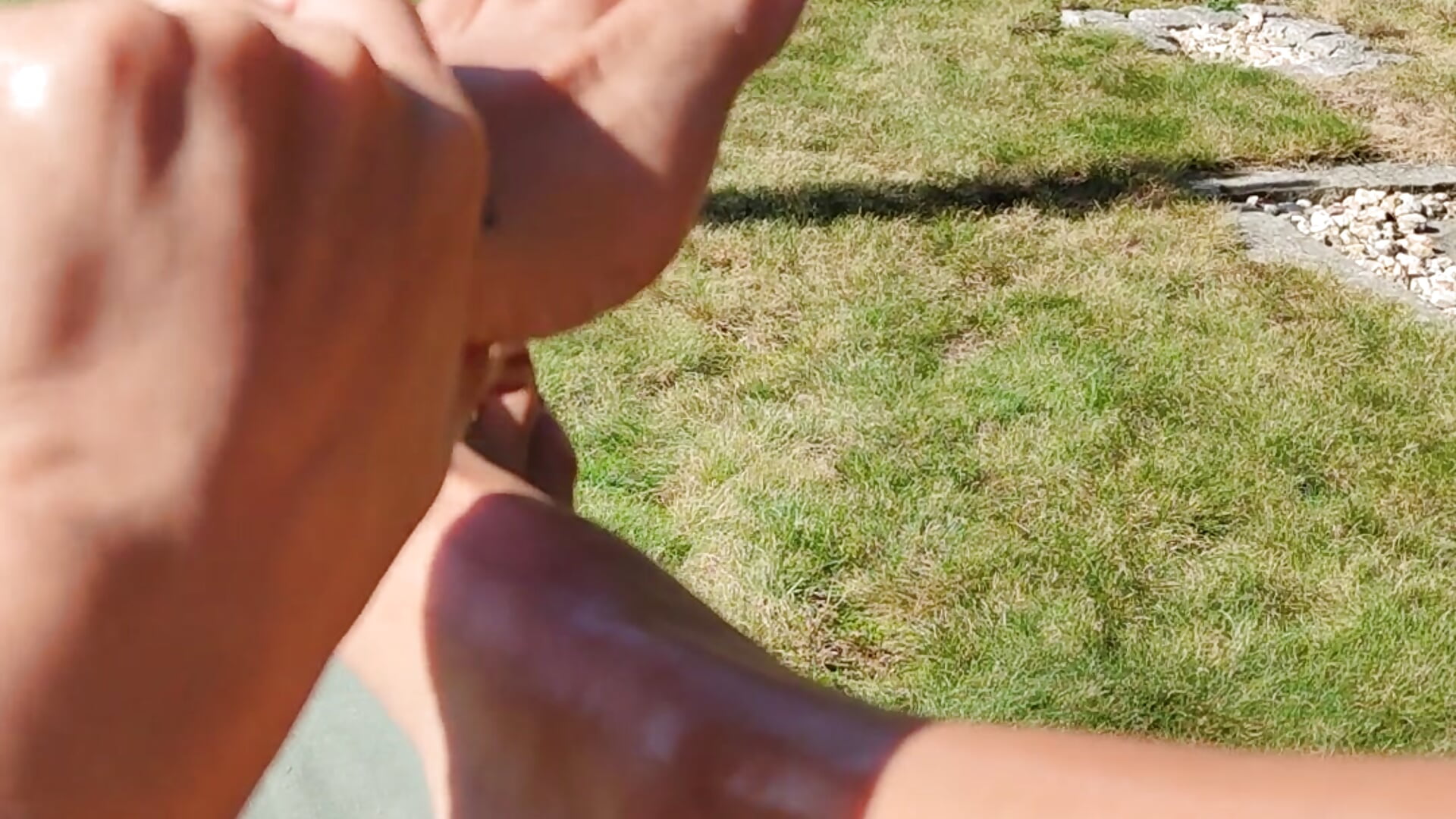 outside legs and feet play with oil - Vídeo de 2bigass4_u