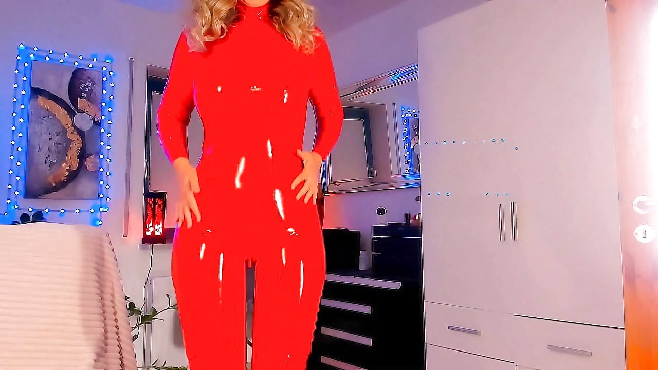 hot red latex catsuit tease - Vídeo de 2bigass4_u