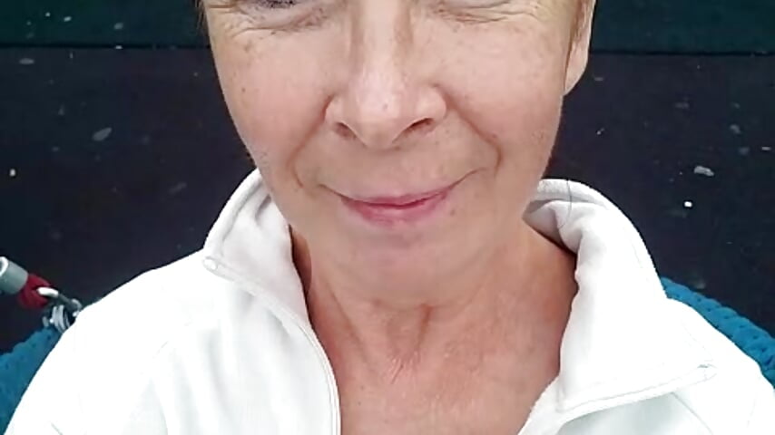 Swinging on a swing😸 – video modela na kameri Celine_Faer1