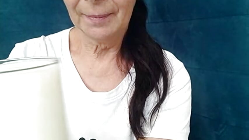 Drinking a milkshake – видео вебкам-модели Celine_Faer1