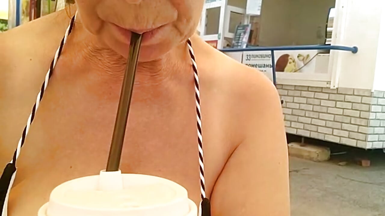 I drink my favorite Latte coffee in a cafe on the beach🥤 Public Show– Celine_Faer1 kameramodell videója