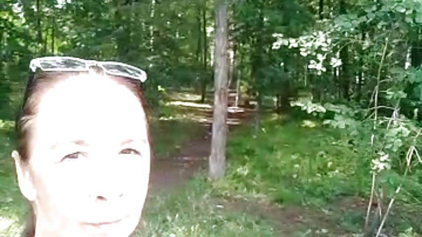 I'm walking through the grove🌳– Celine_Faer1 kameramodell videója