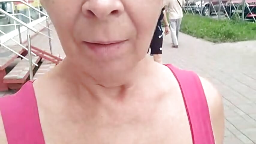 I'm walking around the square Public Show– Celine_Faer1 kameramodell videója
