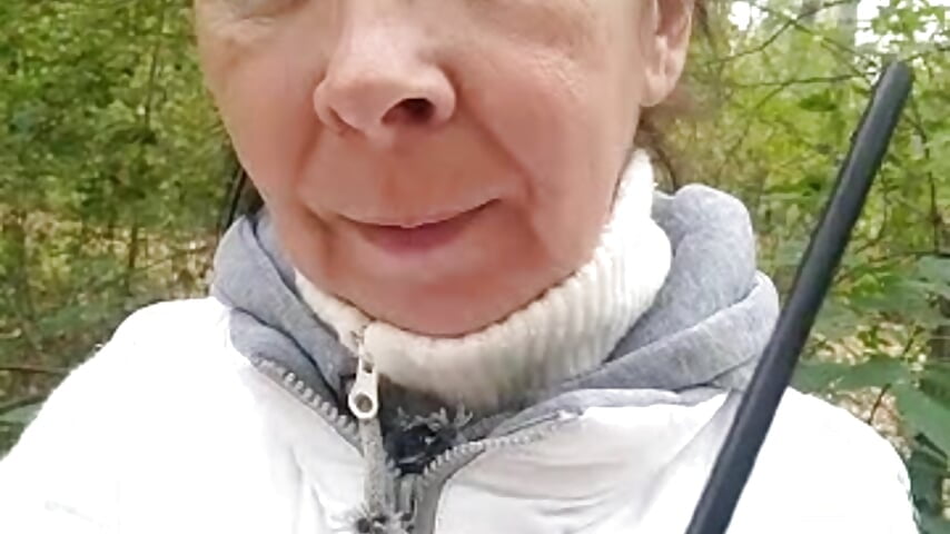 Drinking coffee while walking 😄🥤🌳🌲Public Show – video od webkamerové modelky Celine_Faer1