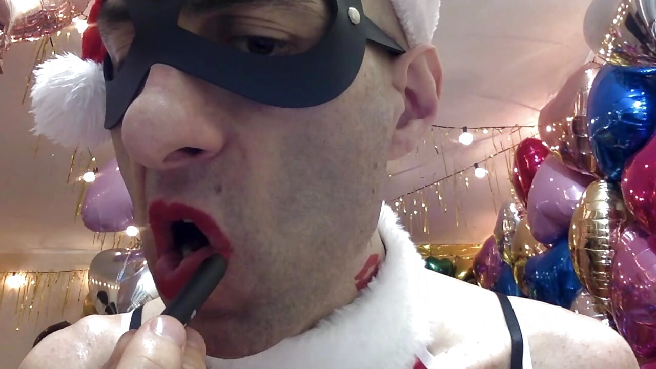 Snow Maiden put on lipstick and wants your dick🍌👄 - video by HandsomeAlfie cam model