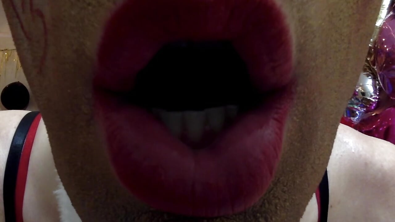 Luscious lips are ready to fulfill your most perverted fantasy💋02:25:2026❤️💚💜🖤💙 - HandsomeAlfie adlı kamera modelinin videosu