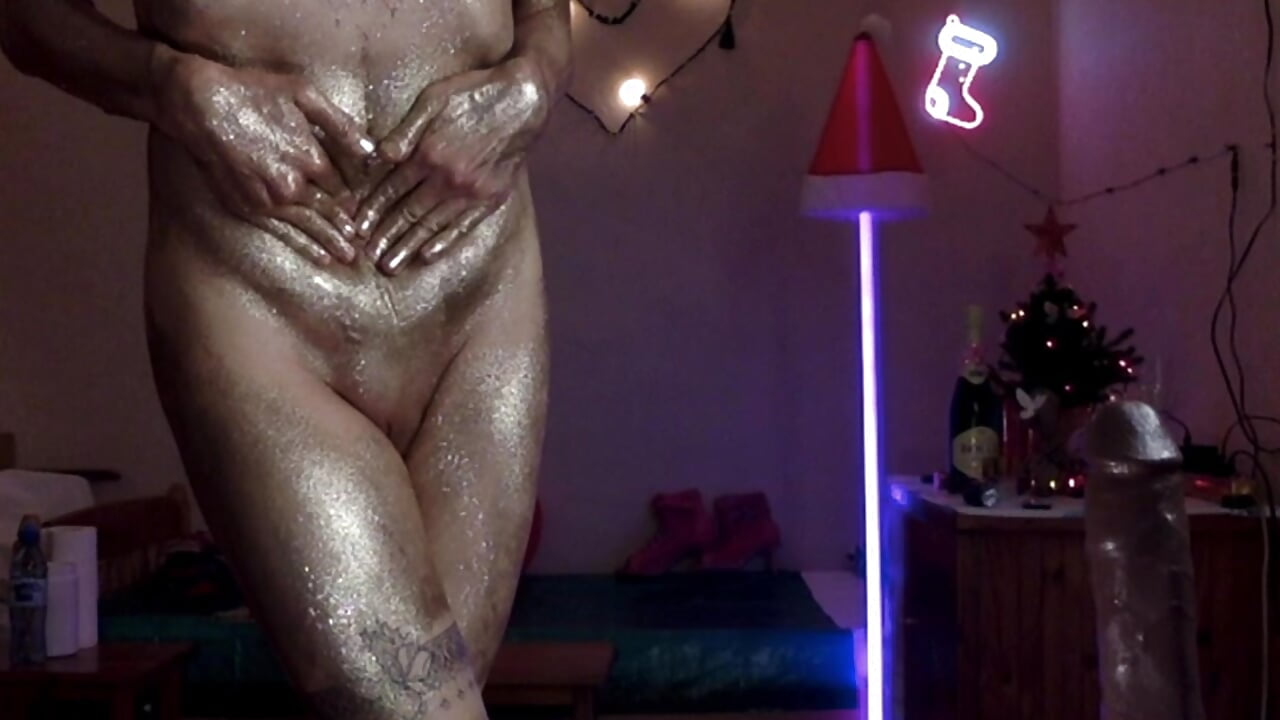 My dick looks like a vagina in the golden glow👄 - video by HandsomeAlfie cam model