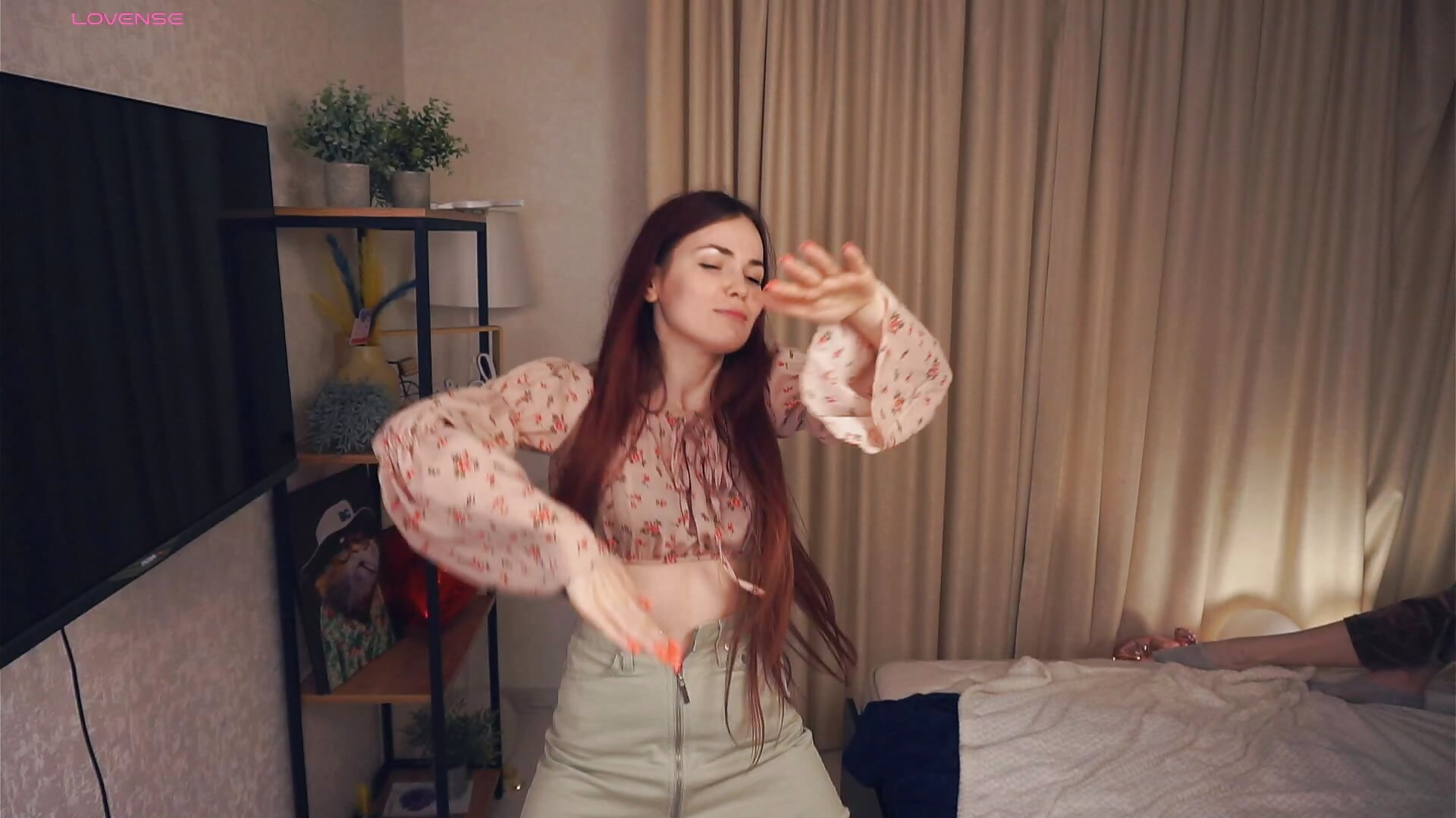 Funny Dance From Kate－カメラキャストのEllenReevesの動画