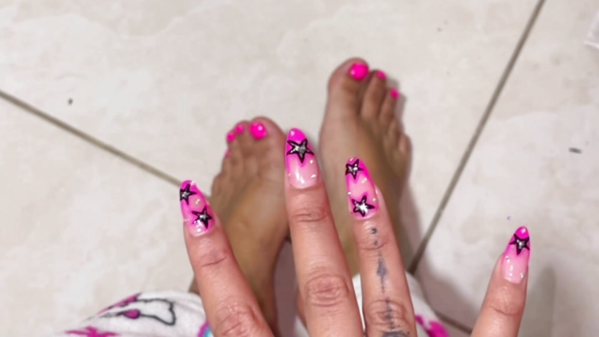 You like my pink nails? - CinthiaCollins 캠 모델의 동영상