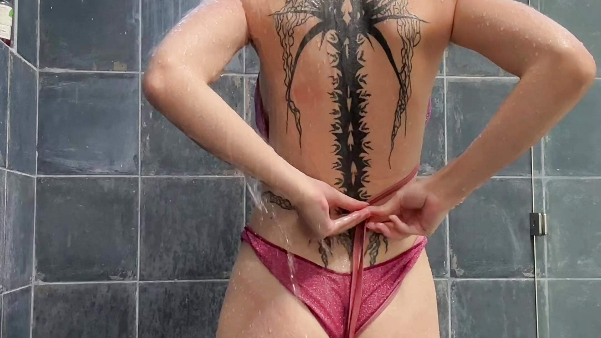 Douche en vacances - video by SpicyLottie cam model