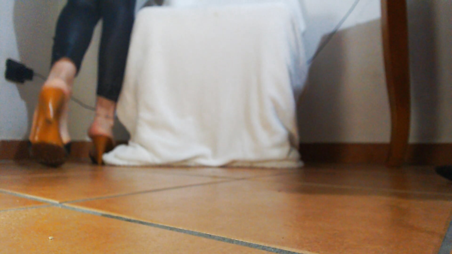 Solo il rumore dei miei zoccoletti di legno sul pavimento...e i miei piedi da osservare passo dopo p