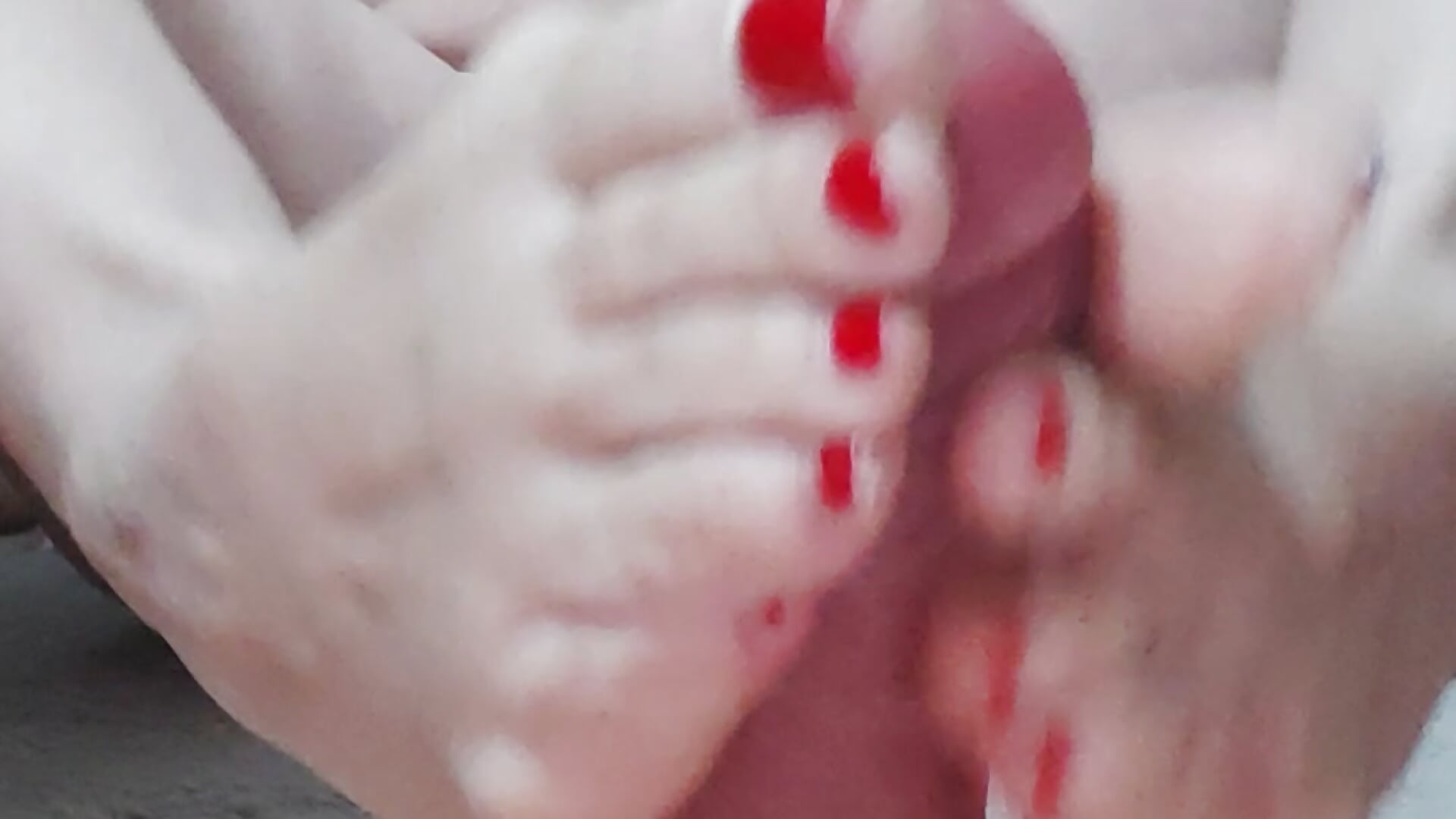 MI TOCCO NUDA MENTRE FACCIO UN FOOTJOB