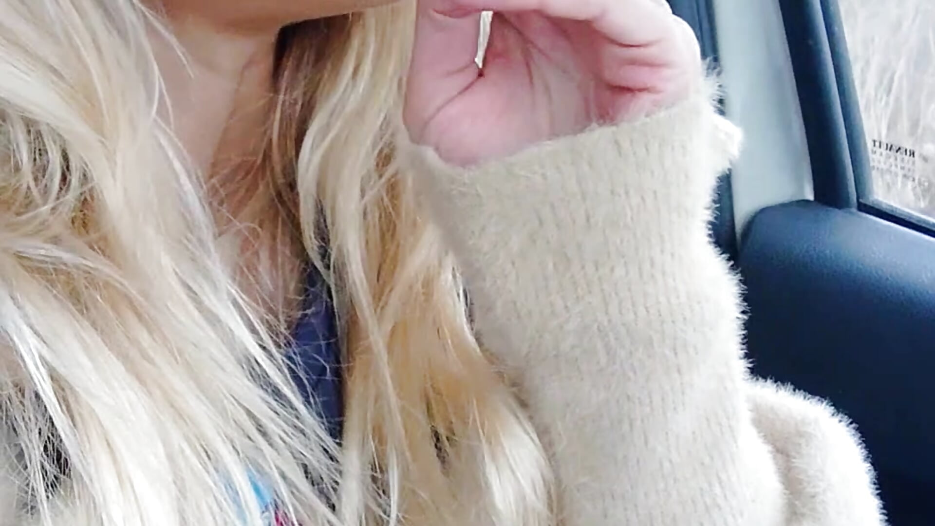 while I'm thinking about whether I should go or not, I decided to smoke 🤪 - video by Eva_Melow cam model