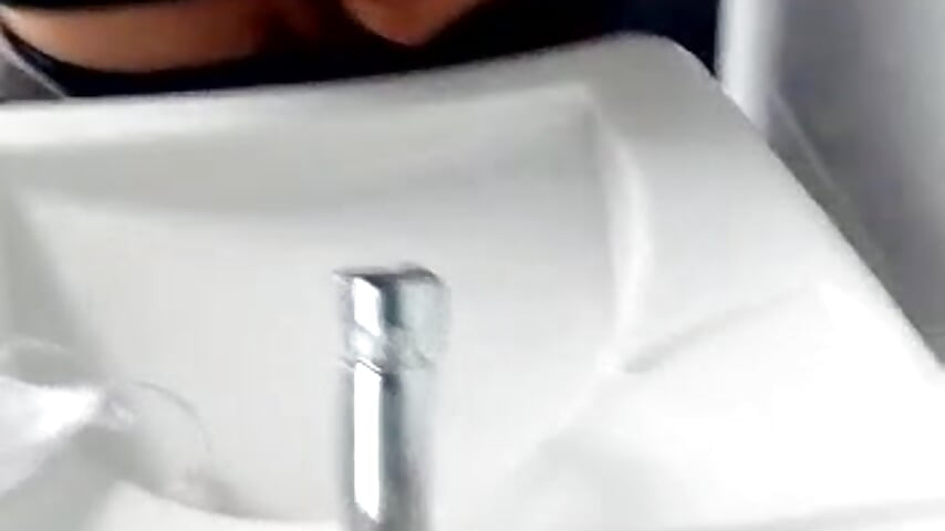 CUM IN PUBLIC BATHROOM - vídeo de JD-69 modelo de câmara