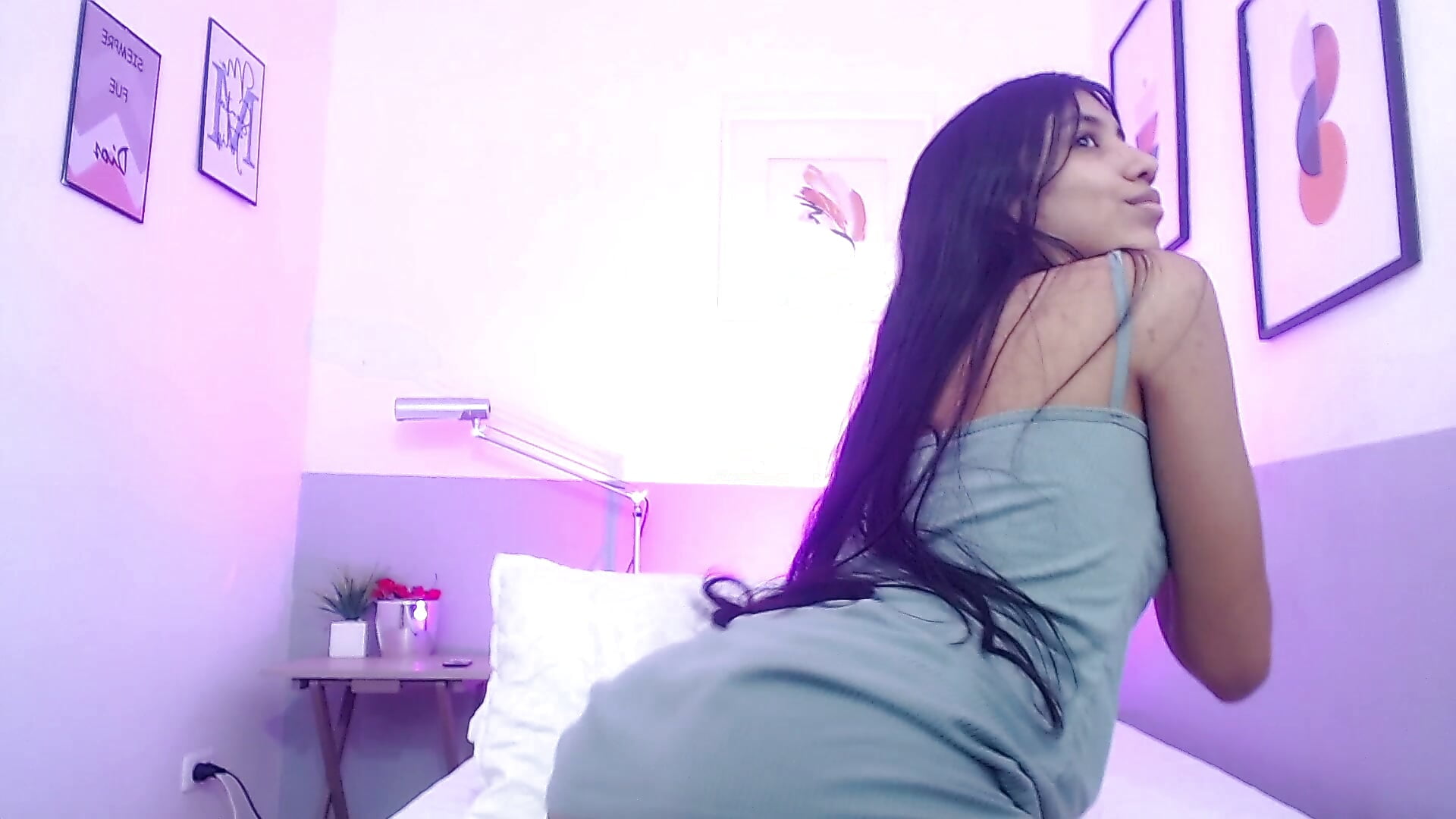 This ass wanna feel ur big dick🩷 - video by littlee_emilyy_ cam model