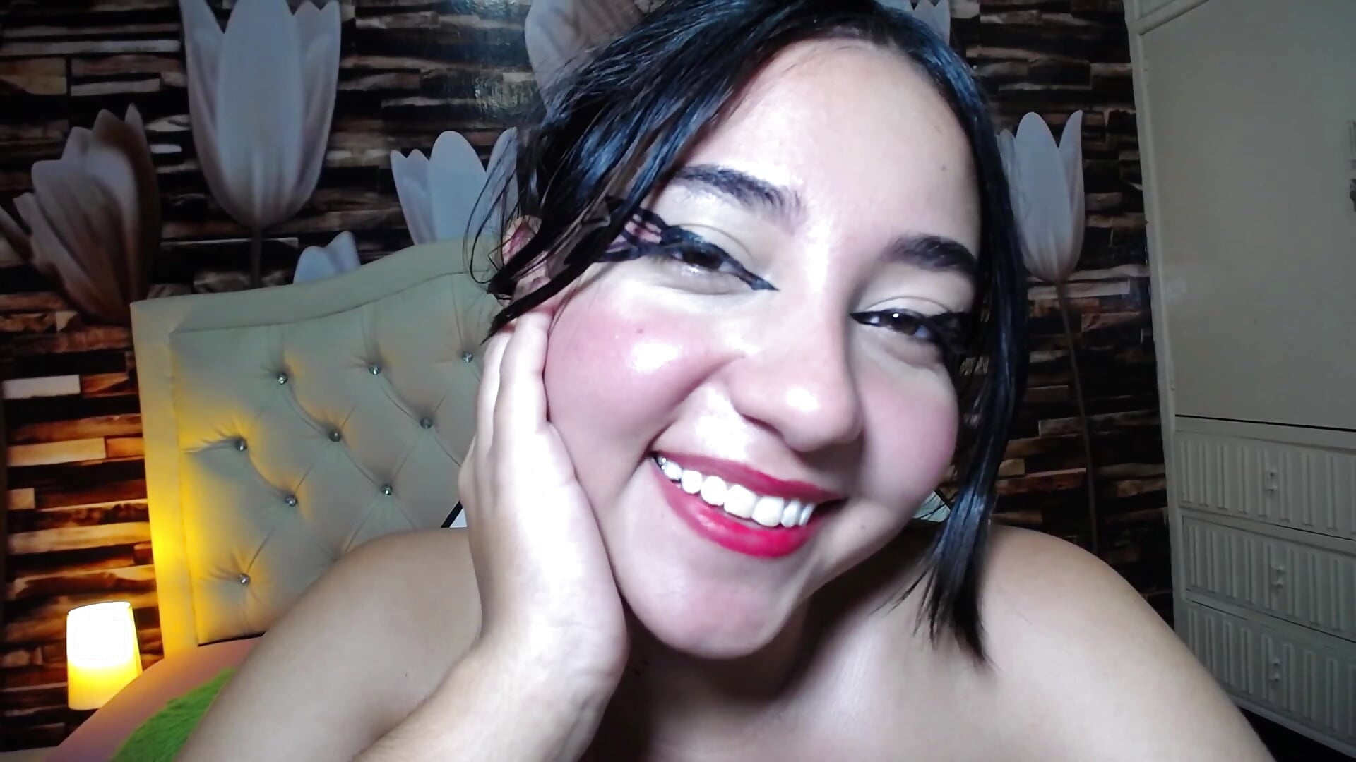 Hi my loves , you are welcome to my room, kiss<3