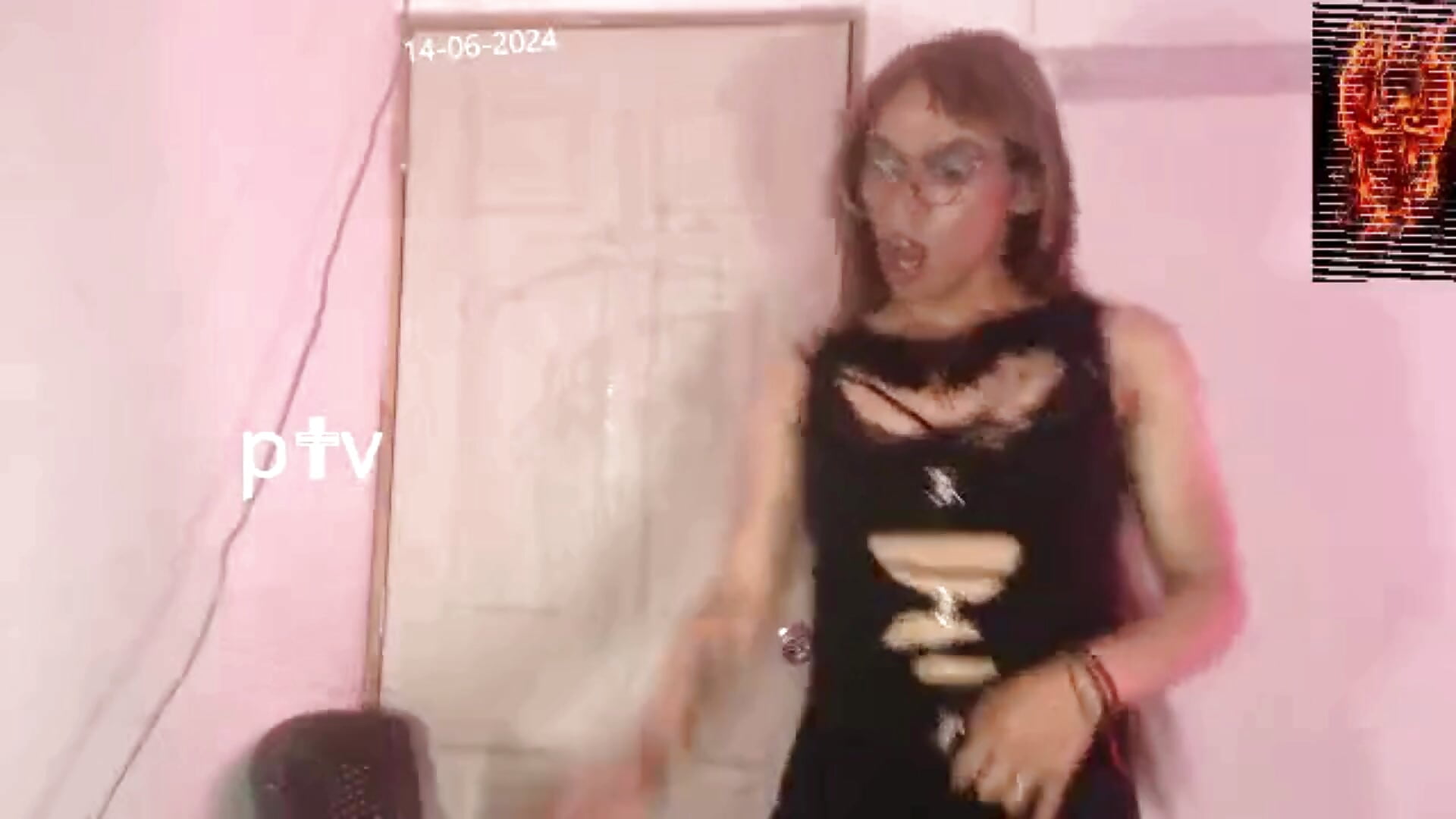 algo de suavida con el piso - video by cutesweeetrobinsex cam model