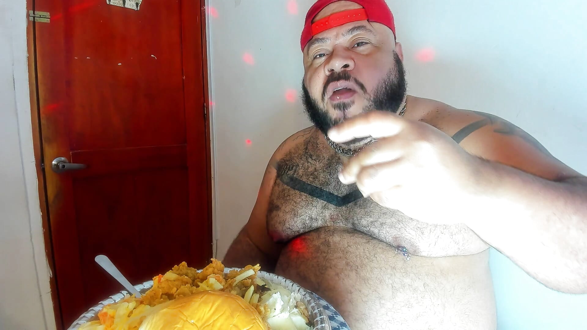 EAT LIKE A PIG AND SWALLOW LIVE FISH 🍔🍟🍗🥗🧋🚬🍤🦪 - βίντεο μοντέλου Bearspigdirty