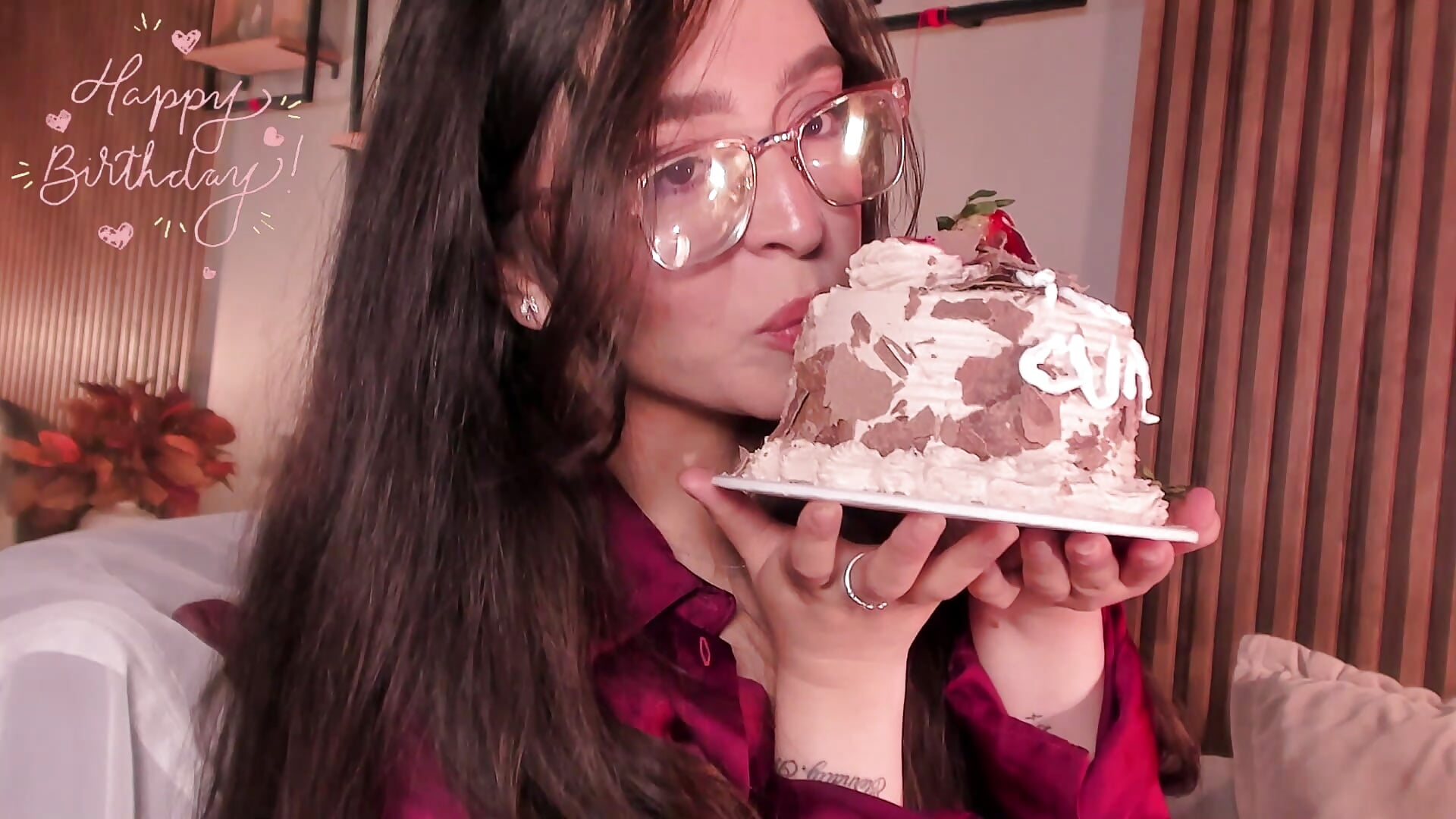 a bite of my cake 🎂 - vidéo du modèle de showcams Eva_Macalliter