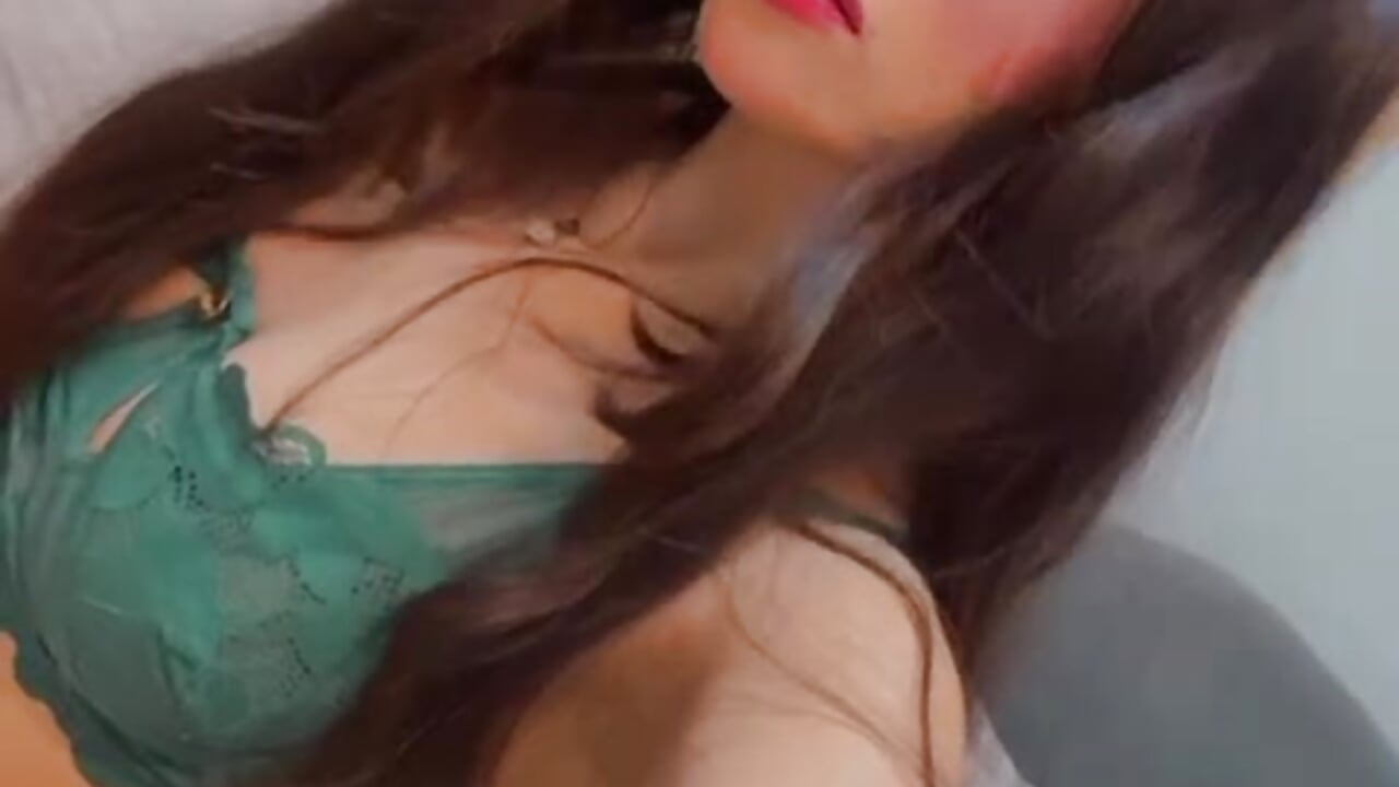 “Do you like the way I move? Then don’t look away 💄💫” - video by Eva_Macalliter cam model