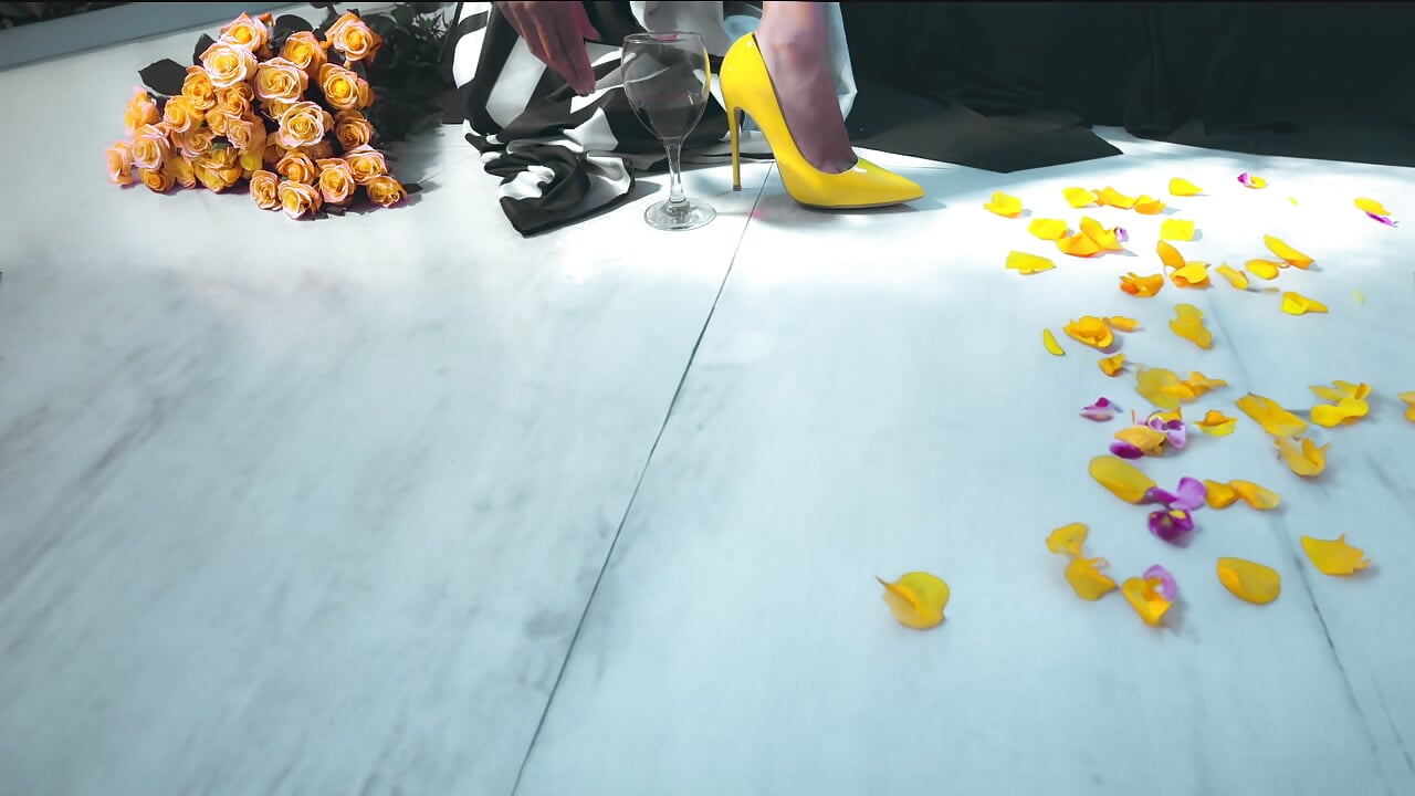 Yellow (made for my banner) - ScarlettMalbec 캠 모델의 동영상