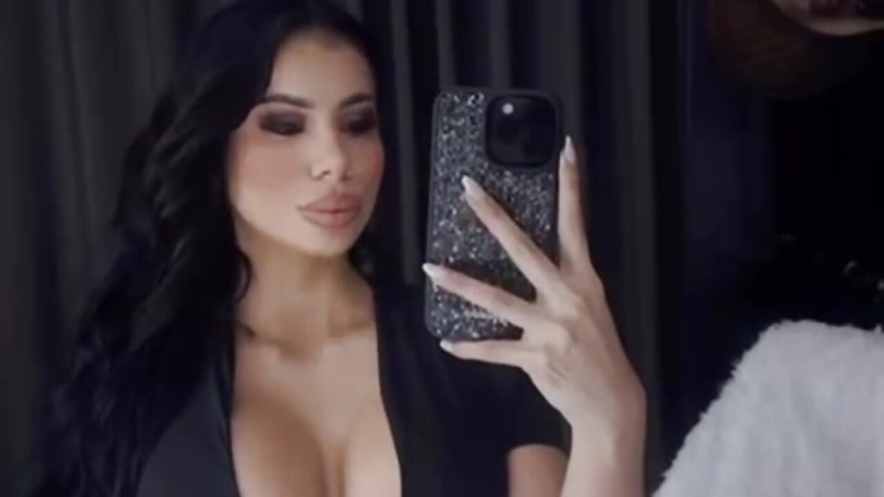 WhatsApp Video 2026-04-11 at 1,38,19 PM – video modela na kameri HollyEvanz