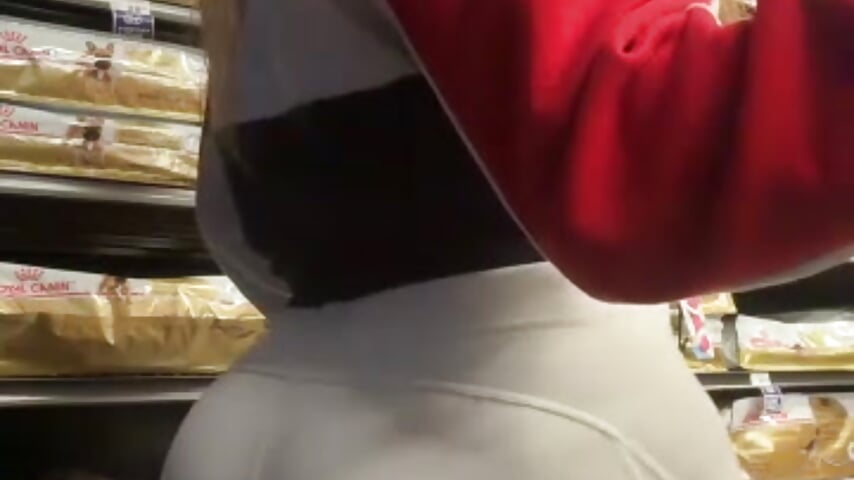 Doing what i DO BEST twerking and ASSCLAPPING in the store, a few jokes too lol - відео від вебкаммоделі Bigbuttbrooklynn