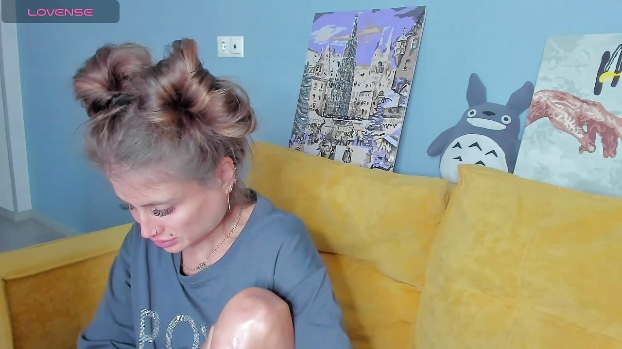 sitting cutie with a cute hairstyle) - video by Patricia_Cox cam model