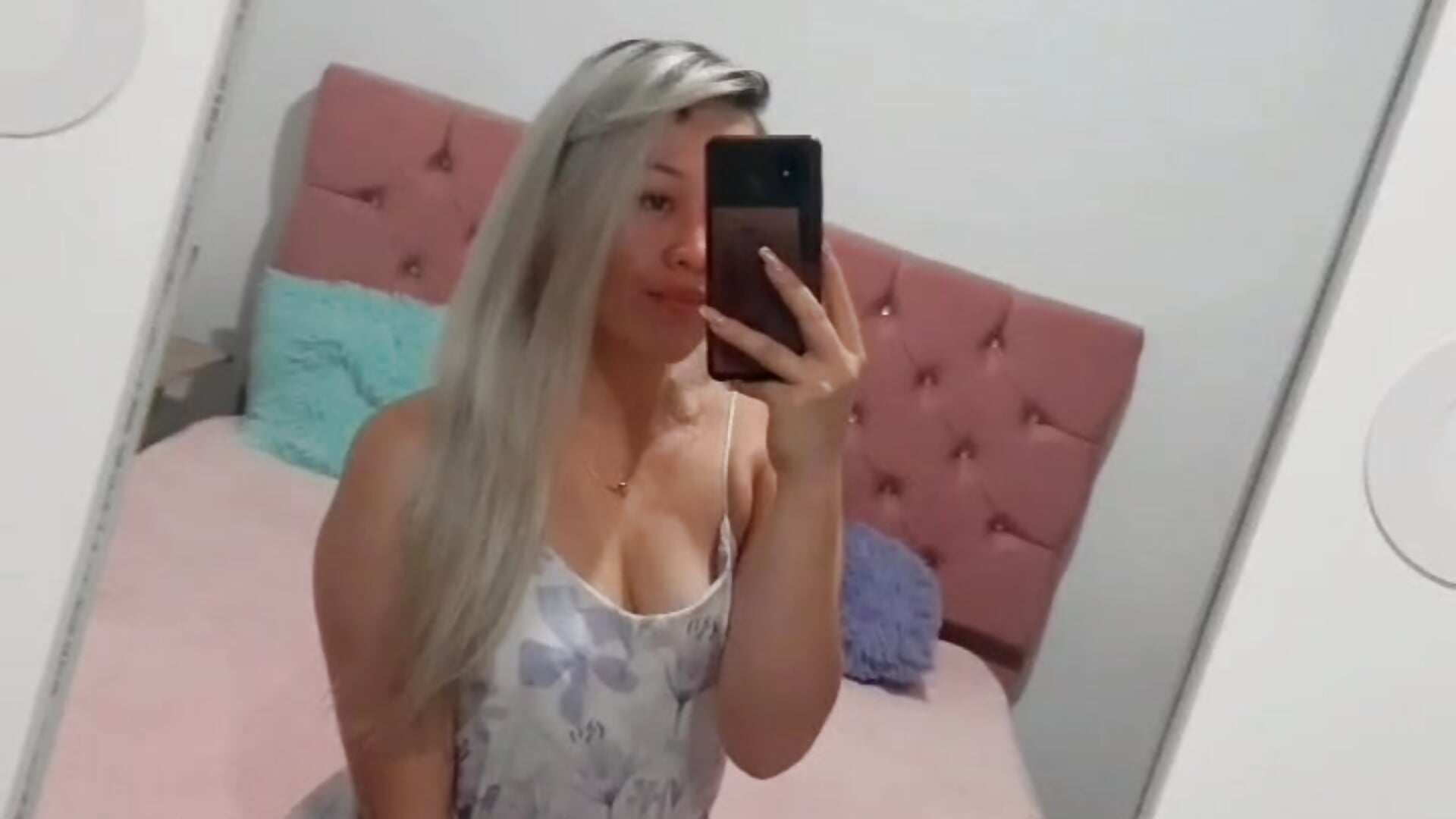 Kisses - video by Danielavegax cam model