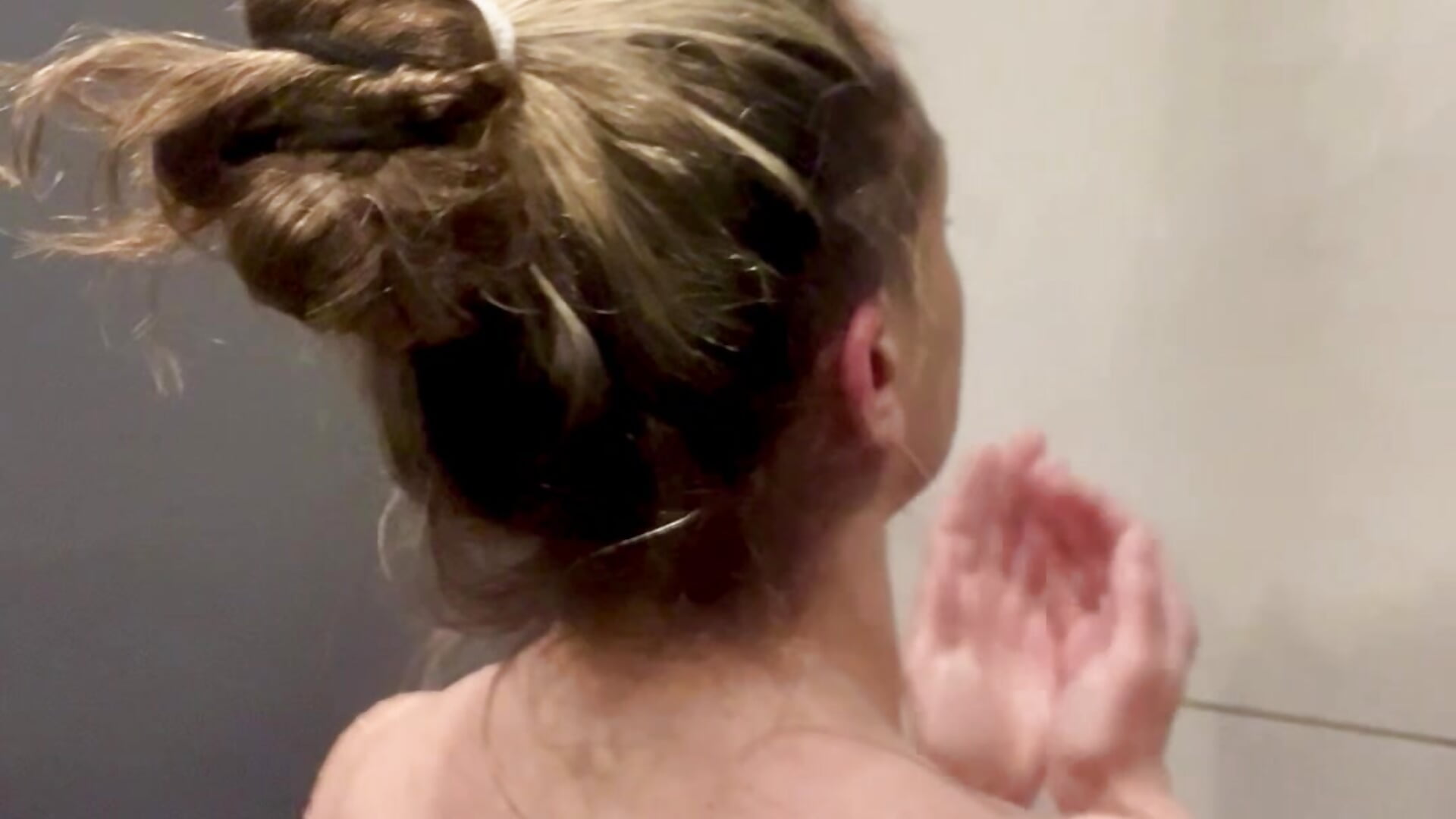 Taking a warm shower in the gym locker room, are you spying on me? - video của người mẫu cam fitcouple1889