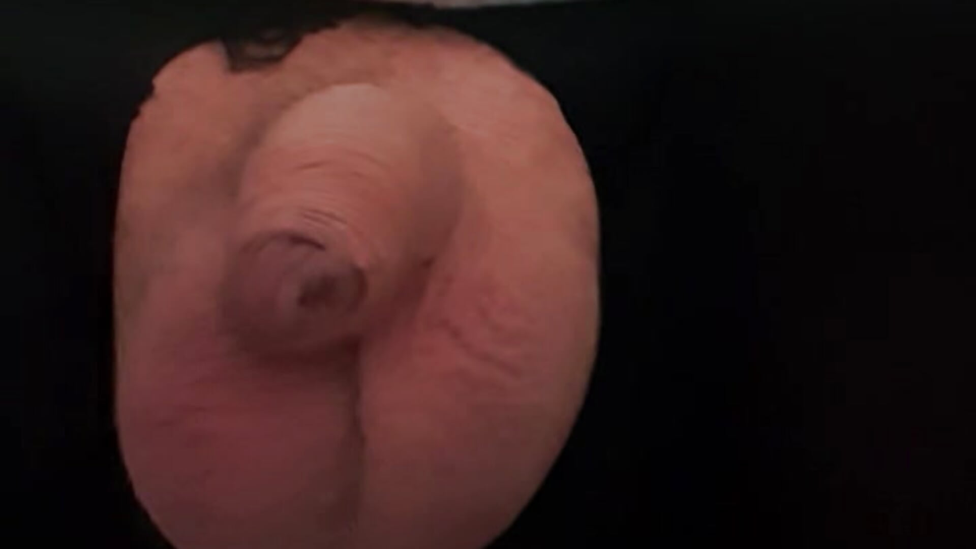 Anal ogórkiem w publicznej toalecie - video by mikostriper cam model