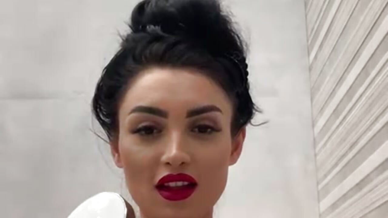 Take a shower with me - video by RaqueleDiva cam model