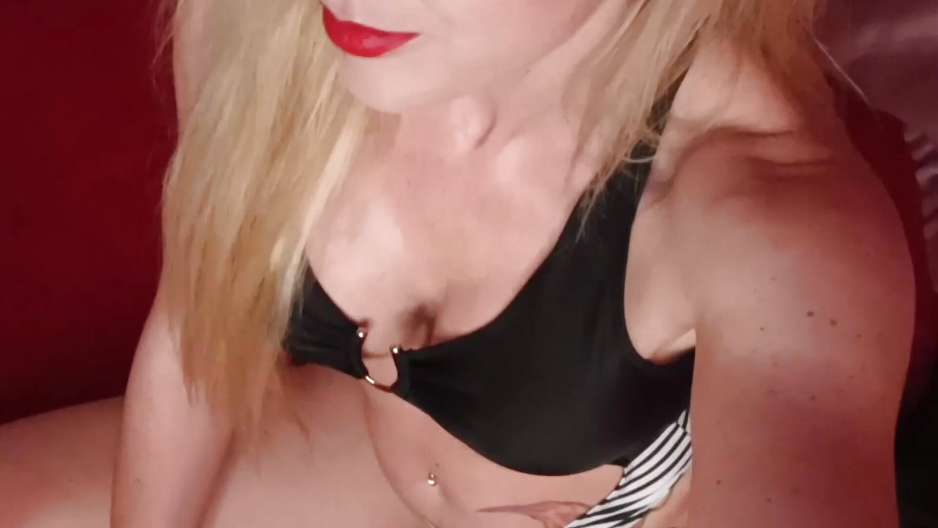 WICHSANWEISUNG: Postbote wird zum Voyeur und muss auf mich wichsen!!! - video by Kate-monroe cam model