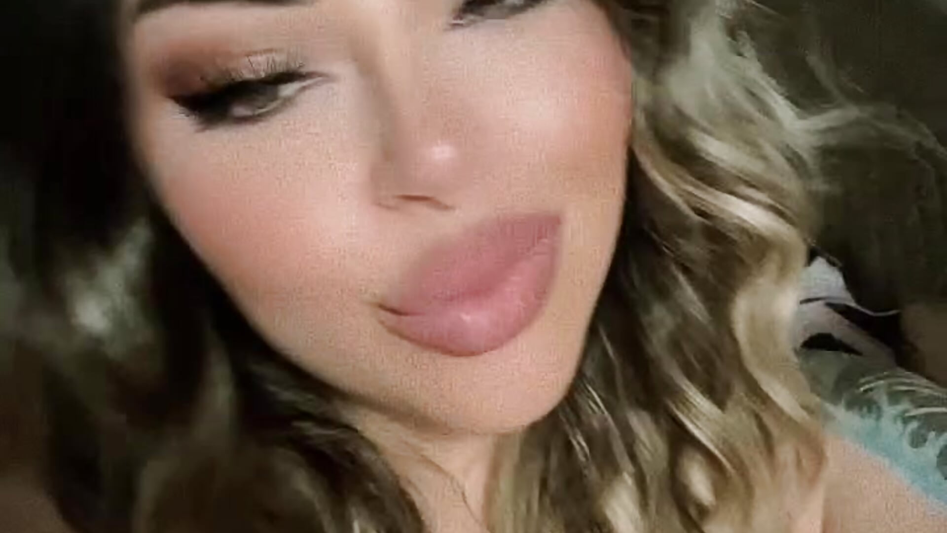 Meet me - video by Virgin_Amber cam model