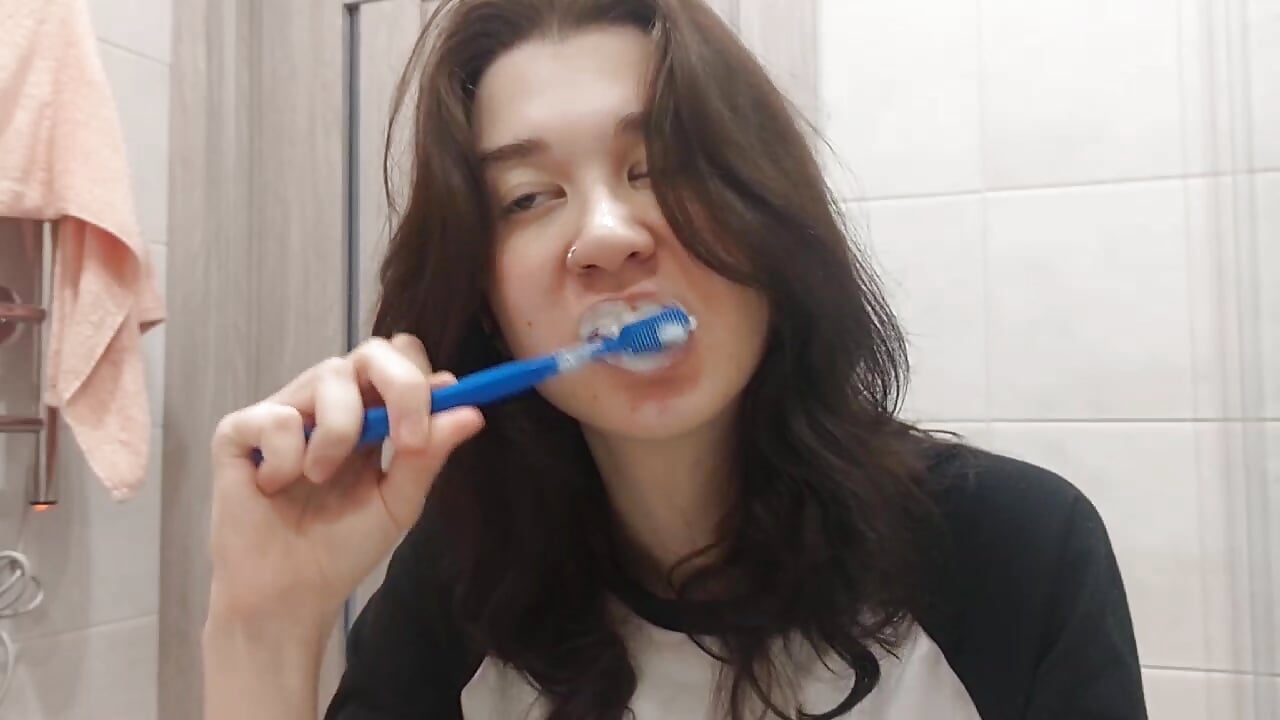 Cleaning my teeth with an ahegao face - Kayleigh_Polanski 的视频