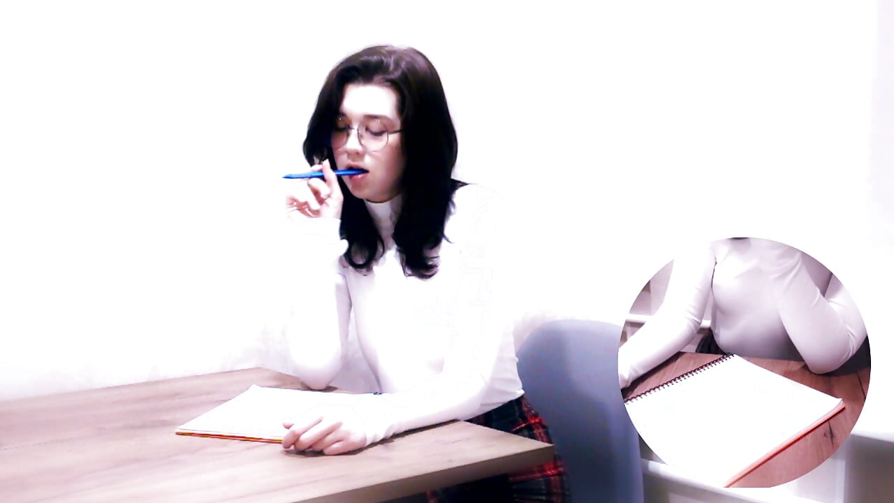 Doing my studies - Kayleigh_Polanski 的视频