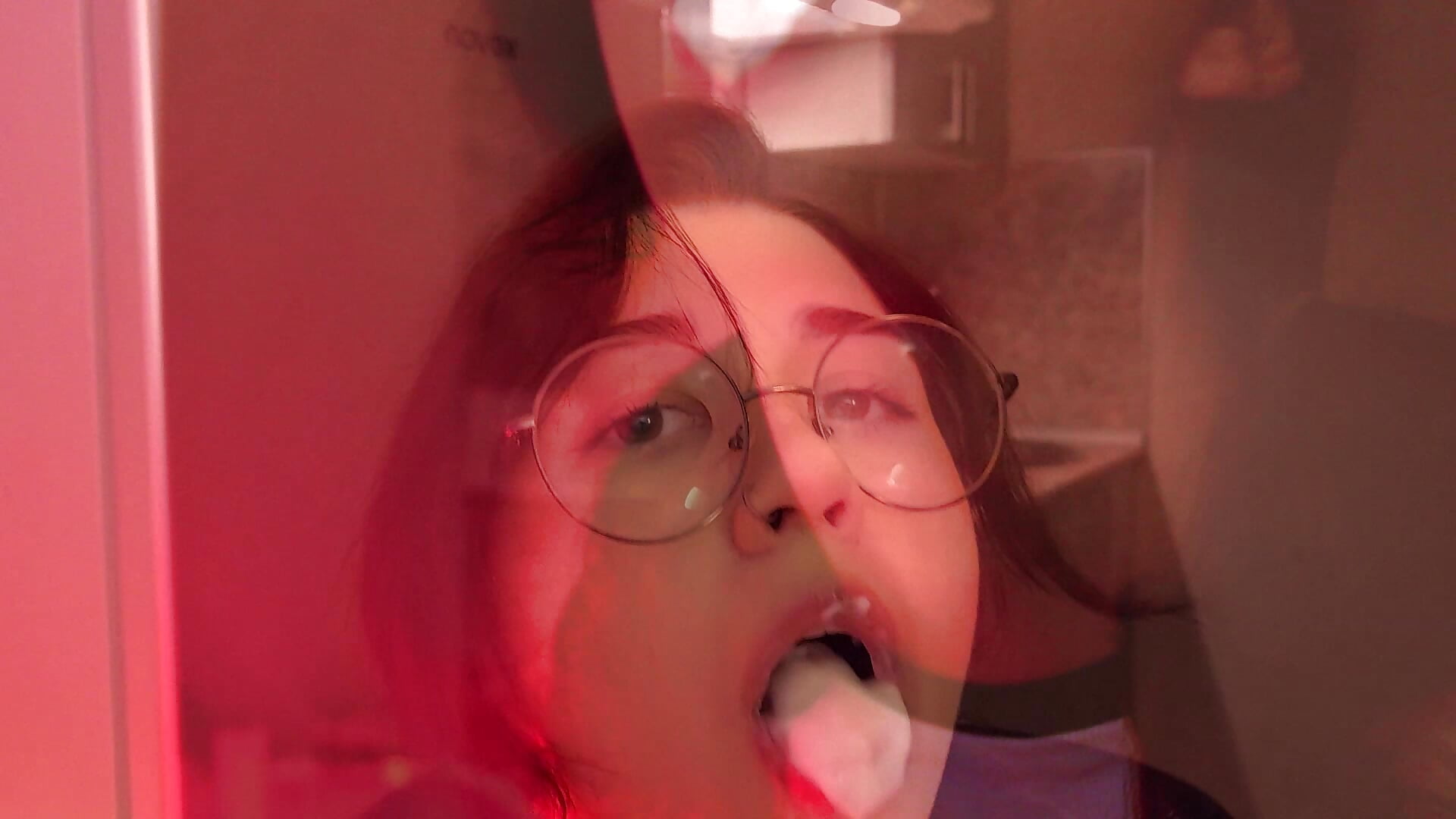 Eating a yoghurt - Kayleigh_Polanski 的视频