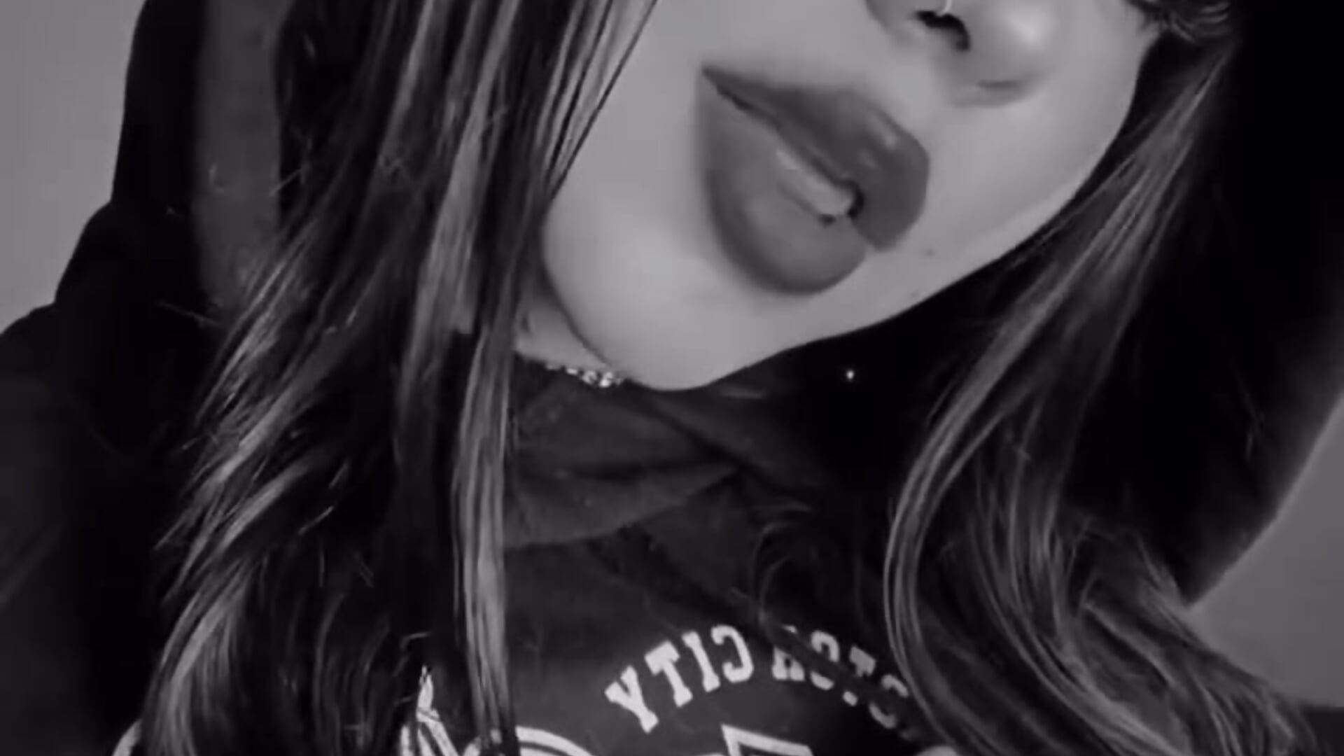 . – video od webkamerové modelky Ni_collee