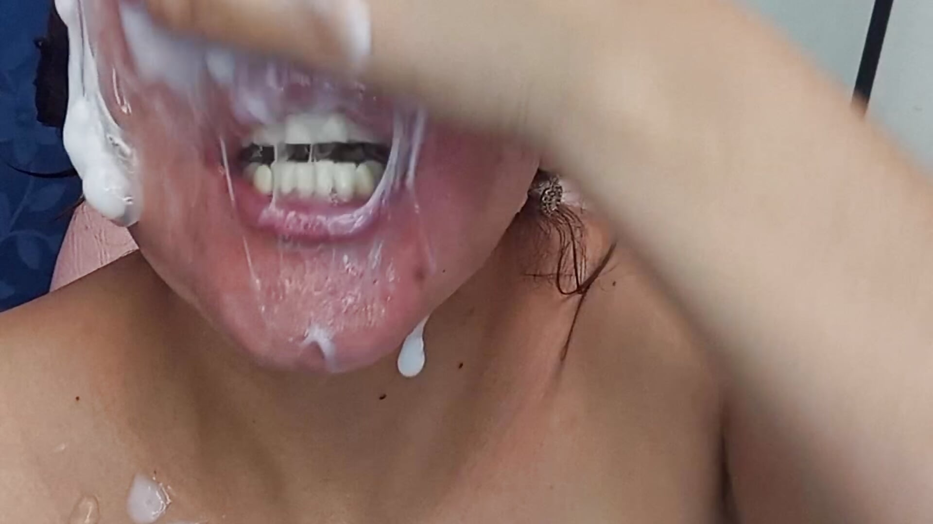 saliva disorder with many bubbles 😻😻😻🤪🤪🤪🤪🤪🫵🏻 - Vídeo de shinobu_kocho_11, modelo de vídeos