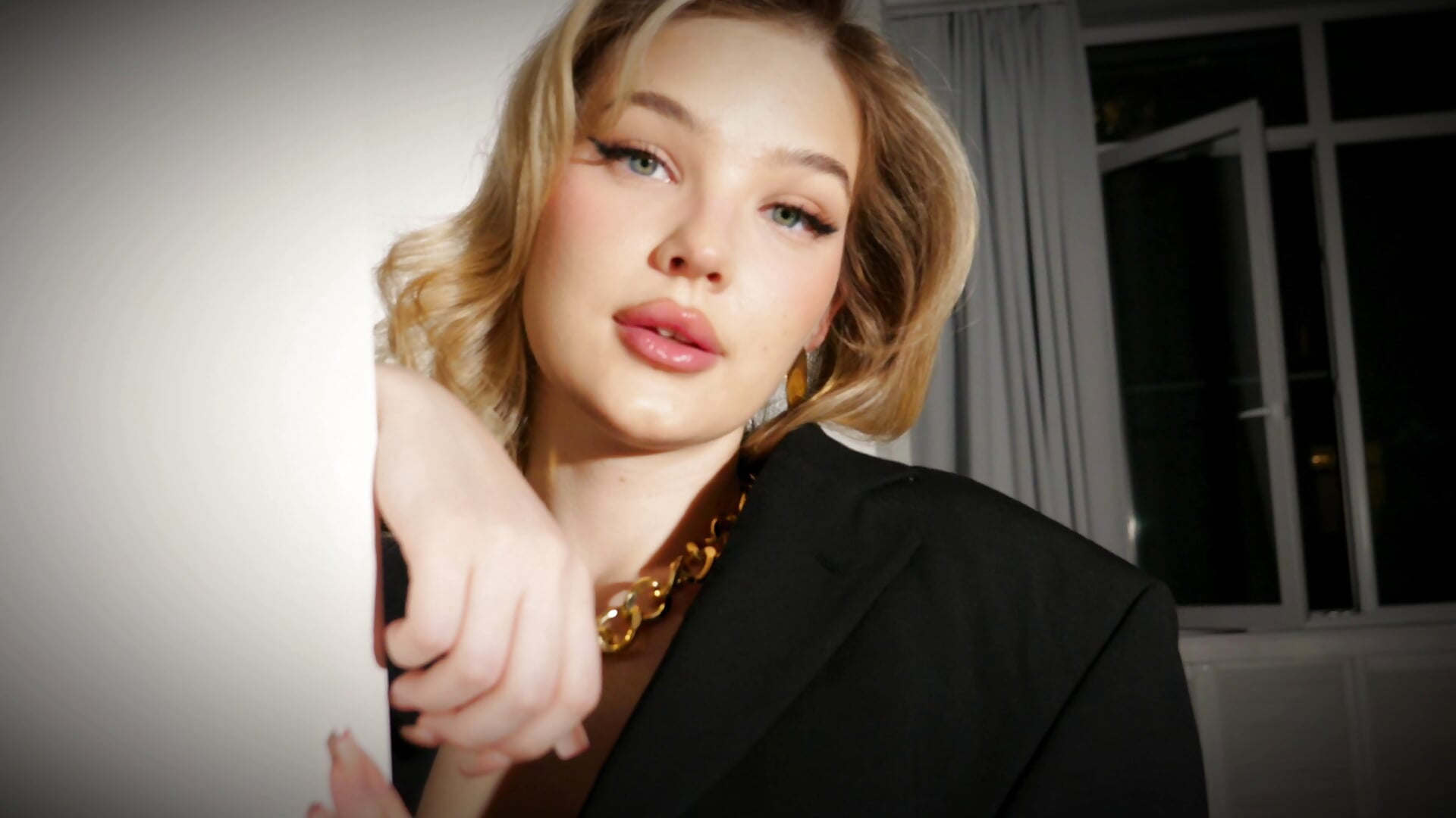 Did you see who grabbed bank of beauty?! - video by FloweryLove_1 cam model