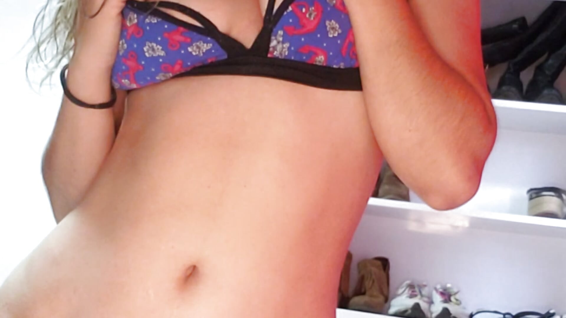 Body Explore on my Room! - video by sarita_duque cam model