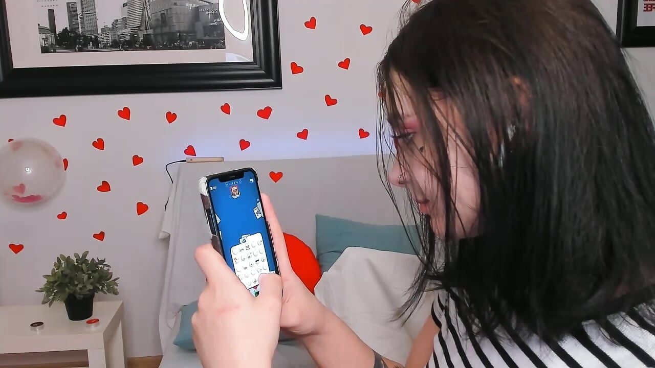 Playing the phone while ignoring you - video by Looza_Hoft cam model