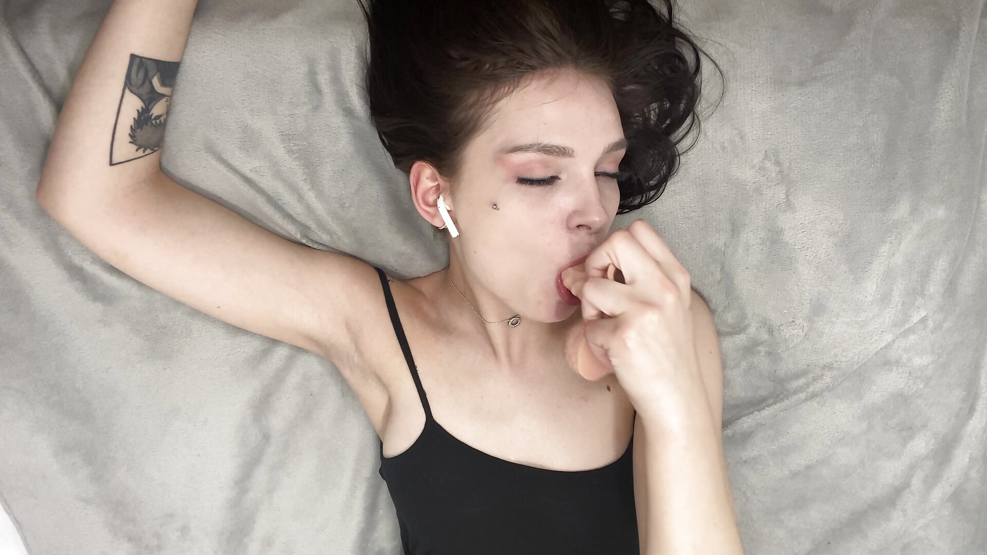 FUCK ME IN MY MOUTH WHEN I'M LYING DOWN - video by Looza_Hoft cam model