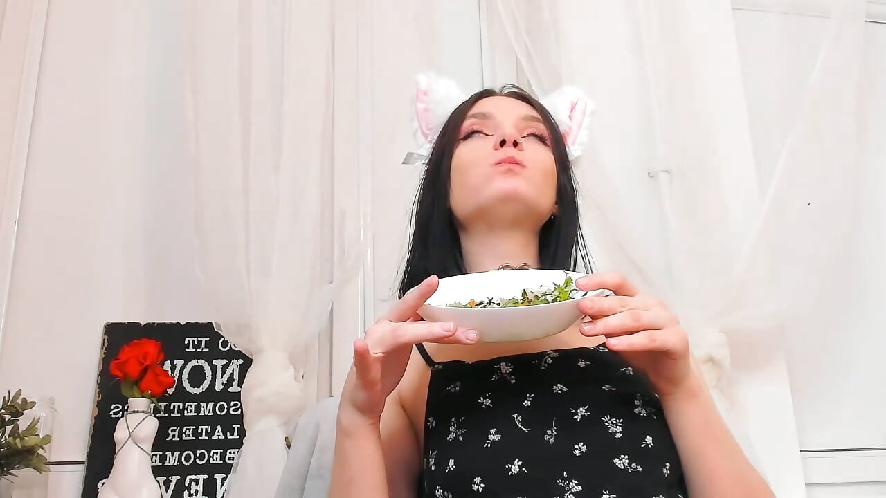 kitty eats salad - video by Looza_Hoft cam model
