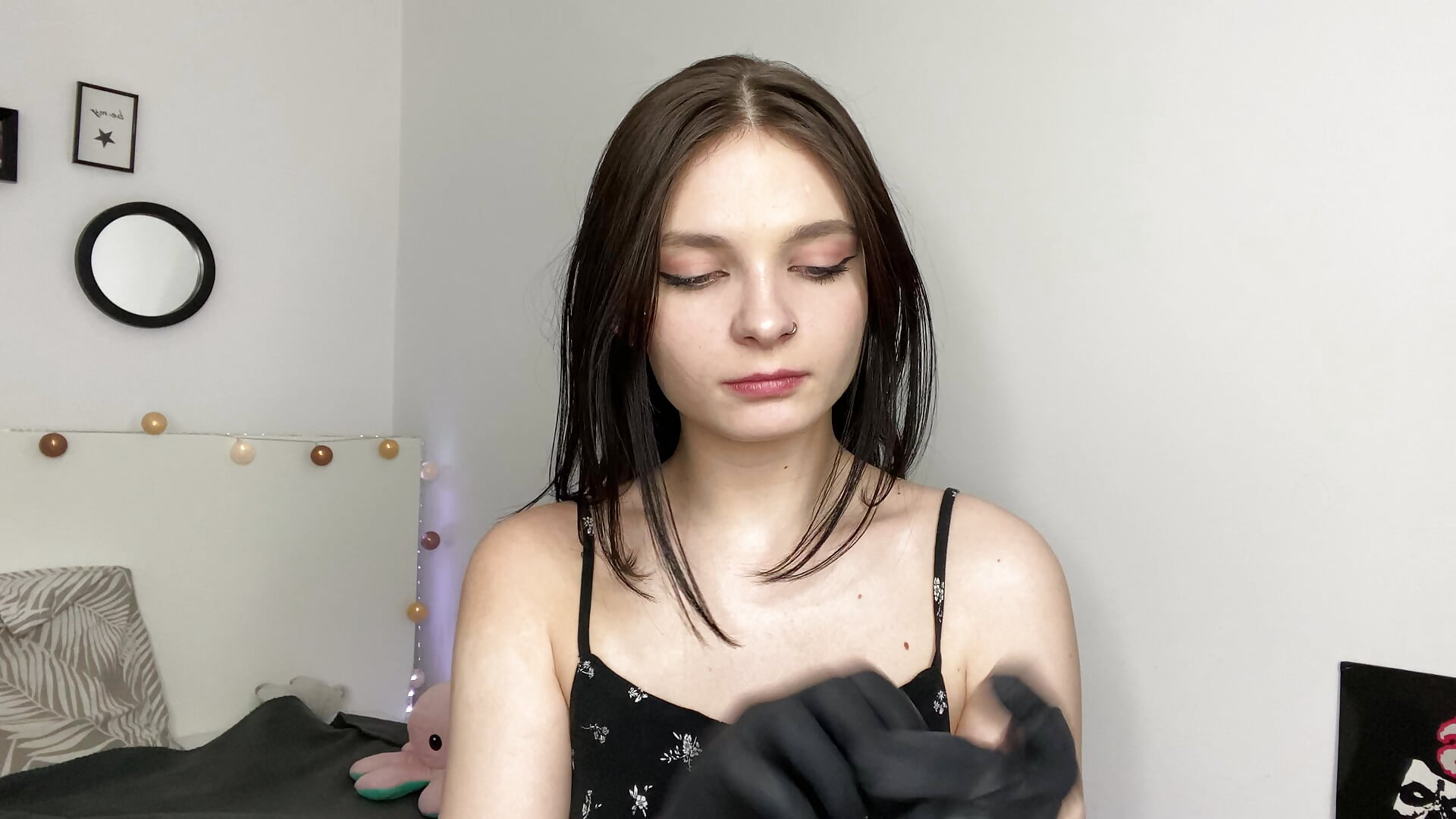 I eat with gloves on - video by Looza_Hoft cam model